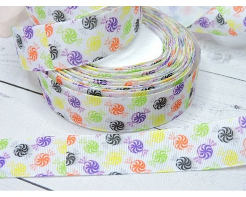 Репсовая лента с рисунком (мультики, 3D) 25мм,  белого цвета с рисунком "Леденцы".