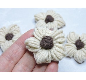 Цветочки вязанные 4,5 см, цв. бежевый - 1 шт.