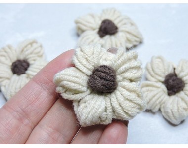 Цветочки вязанные 4,5 см, цв. бежевый - 1 шт.