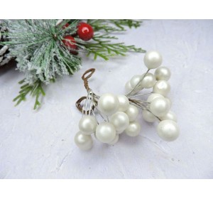 Ягоды на веточке глянец-перламутр 10 мм , цв.  белый - 1 пучок.