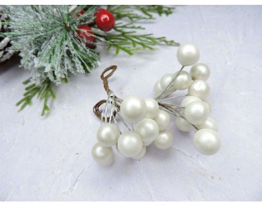 Ягоды на веточке глянец-перламутр 10 мм , цв.  белый - 1 пучок.