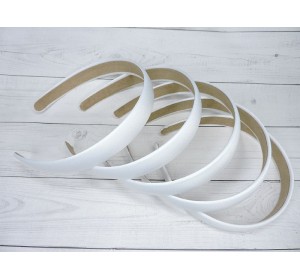 Ободок пластиковый в атласной ткани 2 см, цв. белый - 1 шт.
