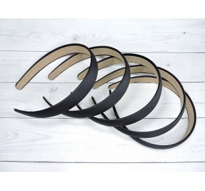 Ободок пластиковый в атласной ткани 2 см, цв. черный - 1 шт.