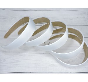Ободок пластиковый в атласной ткани 3 см, цв. белый - 1 шт.