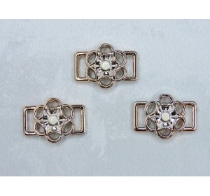 Пряжка декоративная 25*18 мм, цв. золото/белый - 1 шт.