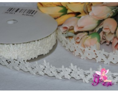 Декоративная лента 25мм молочного цвета, перфорация "Цветы с листочками" по краю