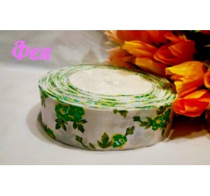 Атласная лента 25 мм белого цвета с рисунком "Зеленые розы"