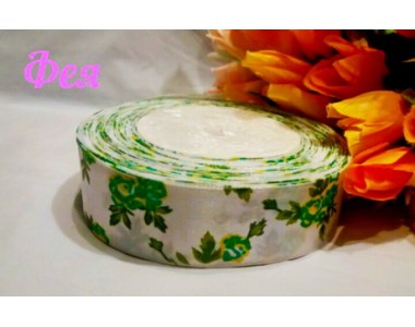 Атласная лента 25 мм белого цвета с рисунком "Зеленые розы"