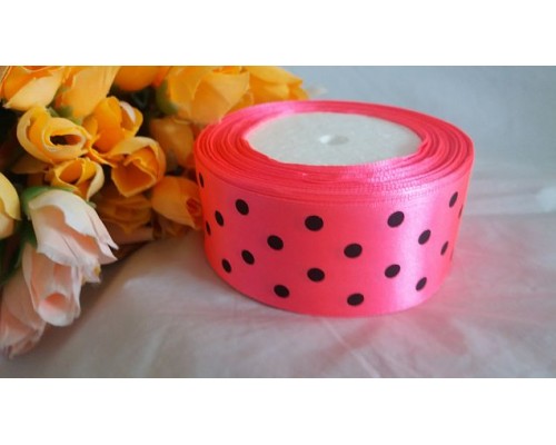 Атласная лента 40 мм ярко-розового цвета с рисунком "Крупный черный горох"