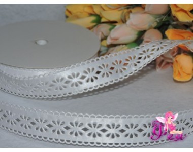 Декоративная лента 25мм белого цвета с перфорацией "Узор" и каймой по краю