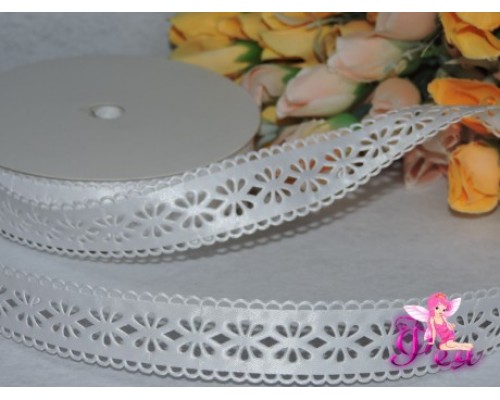 Декоративная лента 25мм белого цвета с перфорацией "Узор" и каймой по краю