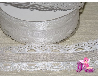 Декоративная лента 35мм, белого цвета с ажурной атласной окантовкой.